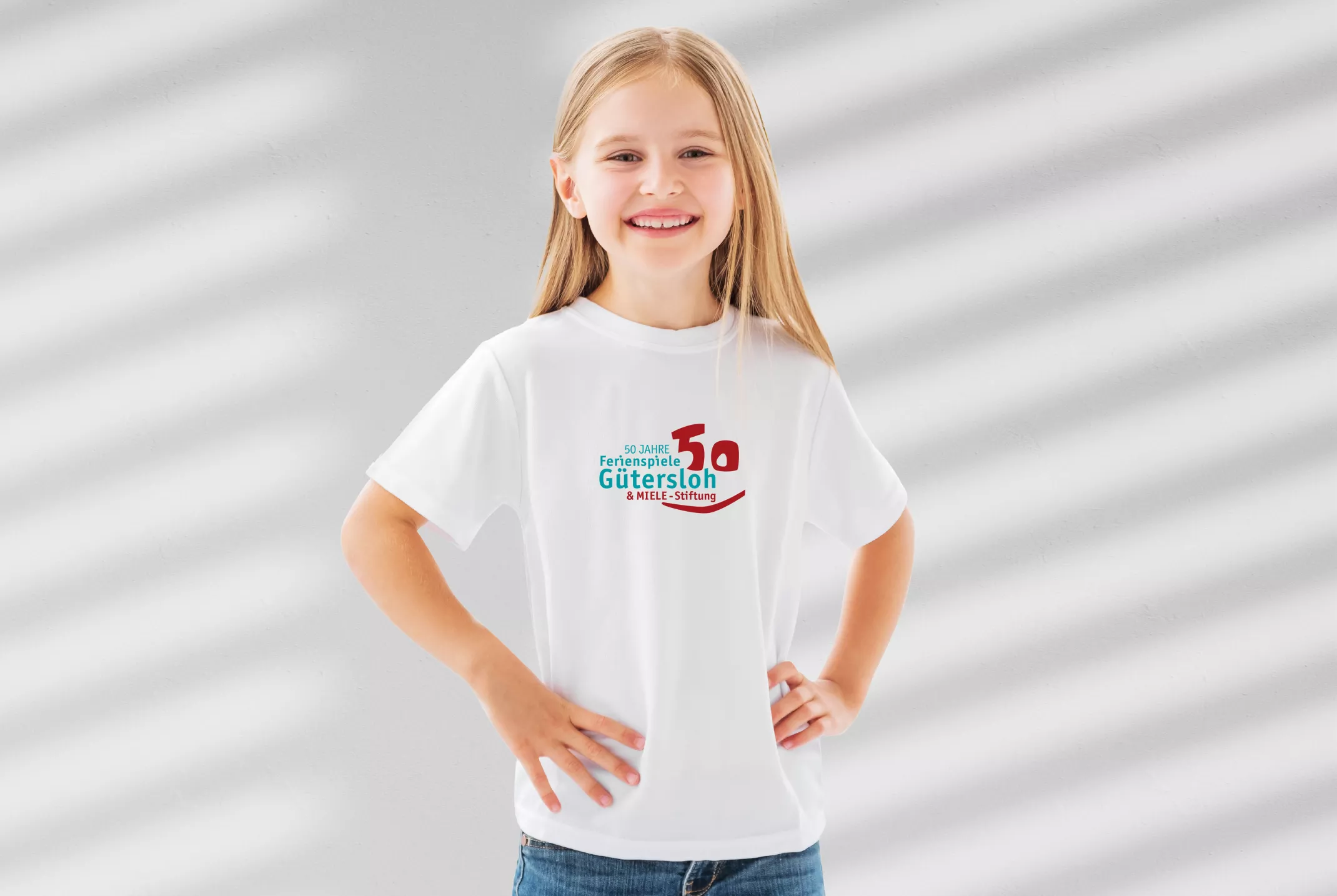 Ferienspiele Gütersloh Kind mit einem Tshirt auf dem das Logo der Ferienspiele Gütersloh zu sehen ist