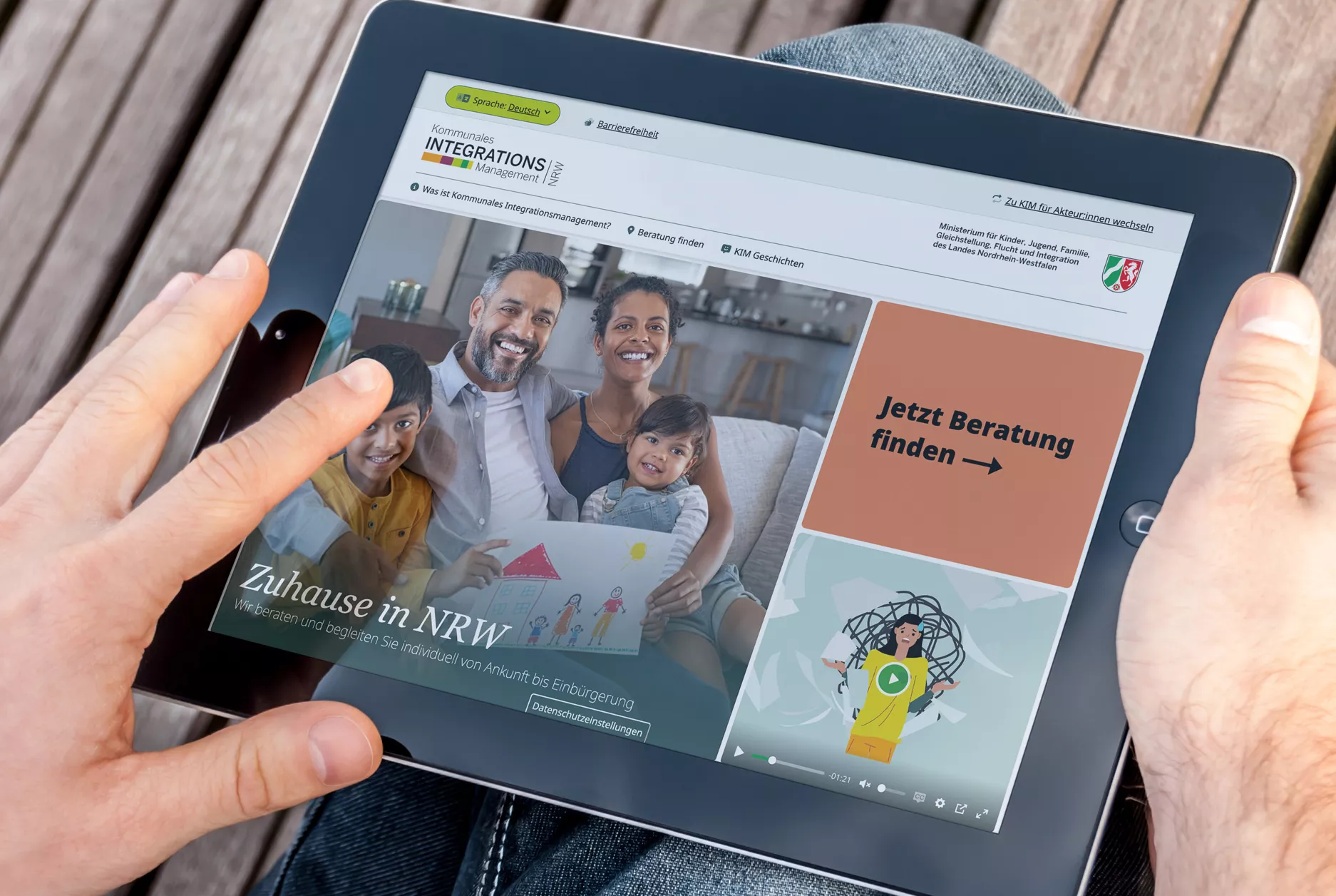 KIM NRW Hero R Ein Tablet mit der geöffneten Website von KIM.NRW