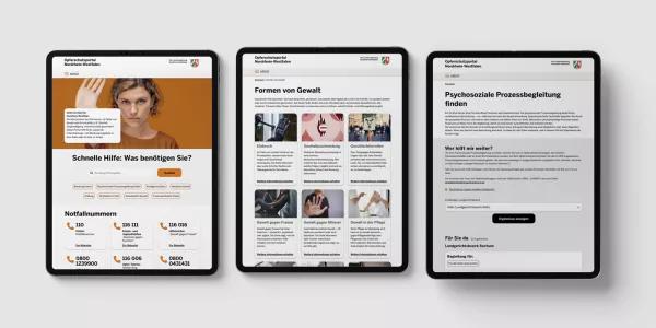 Opferschutzportal Drei nebeneinanderliegende Tablets, die jeweils unterschiedliche Seiten des Opferschutzportals NRW zeigen.