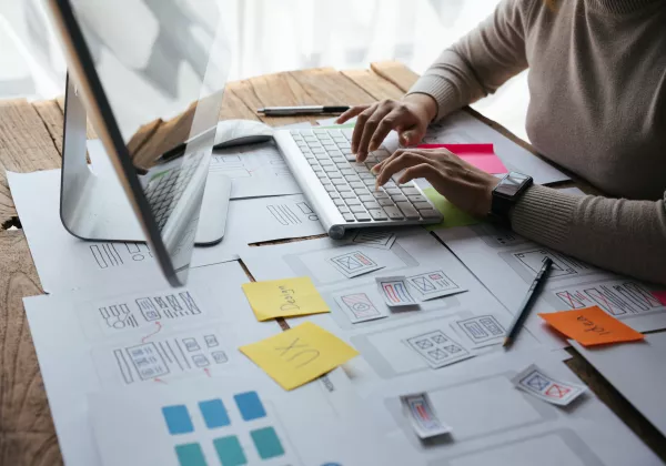 Mitarbeiterin vor dem Computer, die den Aufbau von Websites plant. Mitarbeiterin vor dem Computer, die den Aufbau von Websites plant.