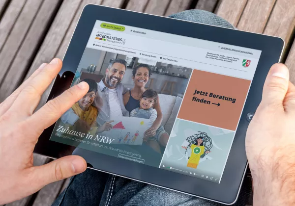 KIM NRW Hero R Ein Tablet mit der geöffneten Website von KIM.NRW